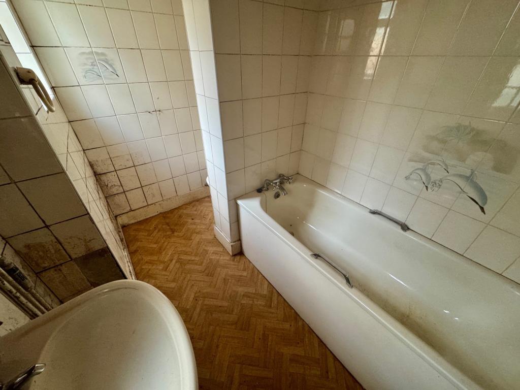 Lot: 132 - MID-TERRACE COTTAGE FOR IMPROVEMENT - Bathroom